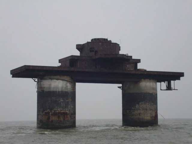 Knock John, a Maunsell Navy Fort located in the Thames Estuary, off the coast of Herne Bay – By Flaxton – CC BY-SA 3.0