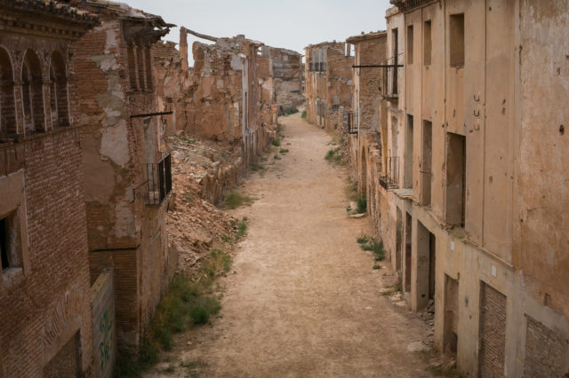 Main street of Belchite. Author: _dChris CC BY 2.0