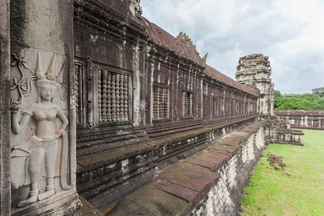 Mirrors in one of the walls at the Angkor Wat. Diego Delso CC BY 3.0