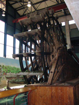 Paddlewheel of the Arabia Steamboat. Located at The Steamboat Arabia Museum, Kansas City Author: Johnmaxmena2 CC BY-SA 3.0