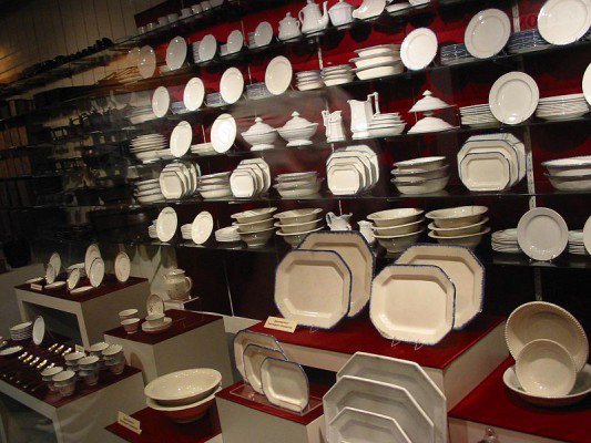 Dishes rescued from the Arabia Steamboat. Author: Johnmaxmena2 CC BY-SA 3.0