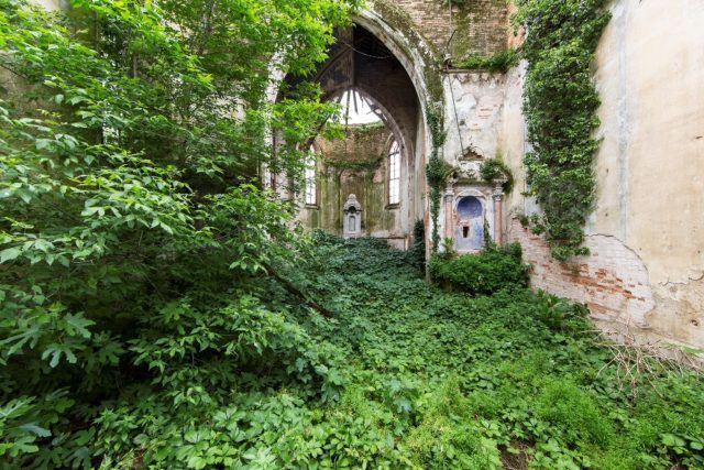 A carpet of green rolls out under the arches of a beautiful stone structure. Author: Jonk Photography