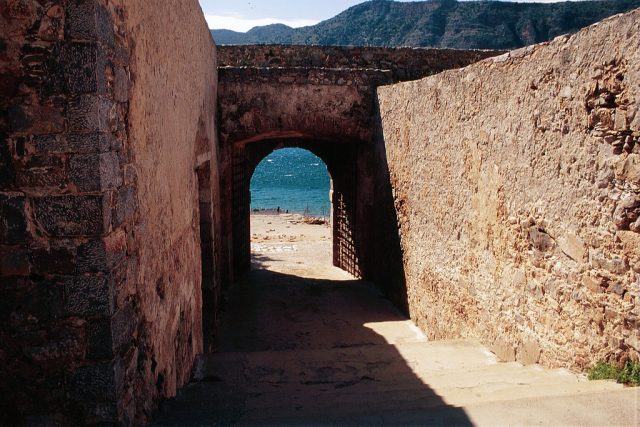 Entrance tunnel “Dante’s Gate” Author: Tyler Bell CC BY 2.0