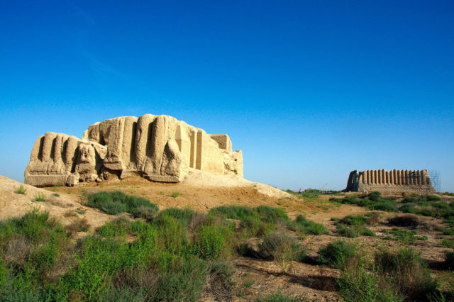 Remains of a temple and Great Kyz Qala in the background. Author: Kalpak Travel CC BY 2.0