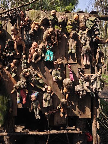 Doll wall.Author: Wa17gs CC BY-SA 4.0