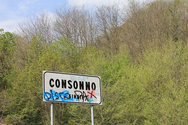 The signpost of Consonno today. Author: Marco Sbroggiò CC BY-SA 4.0