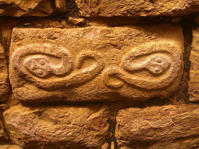 Decorative symbolic art on stone. Author: luiluilui CC BY-SA 3.0