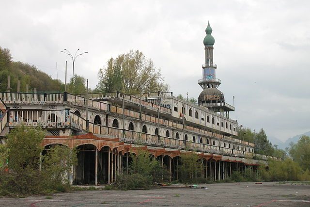 The minaret in Consonno. Author: Marco Sbroggiò CC BY-SA 4.0