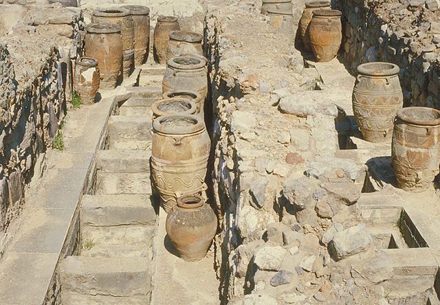 Pithoi (storage jars), which stored wet and dry consumables, such as wine, oil, and grain. Author: Agostino64 CC BY-SA 3.0