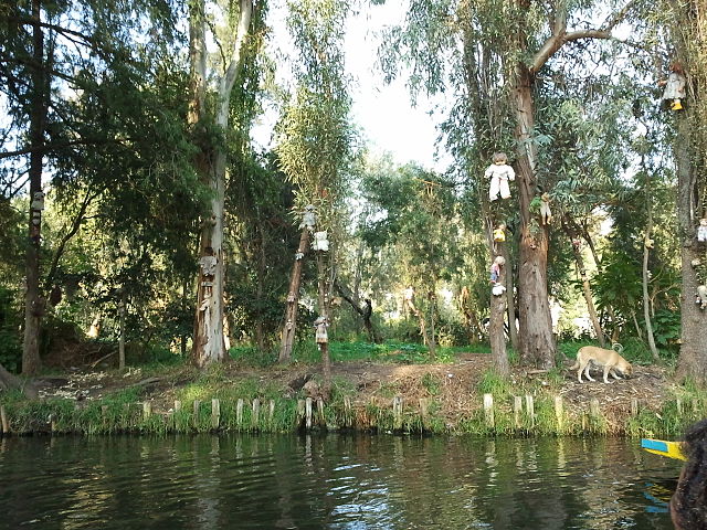 Dolls seen from the lake.Author: Amrith Raj CC BY-SA 3.0