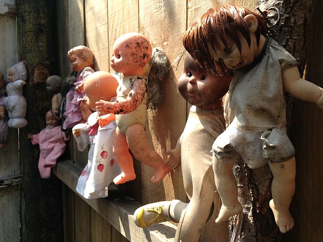 Dolls everywhere. Author: Wa17gs CC BY-SA 4.0