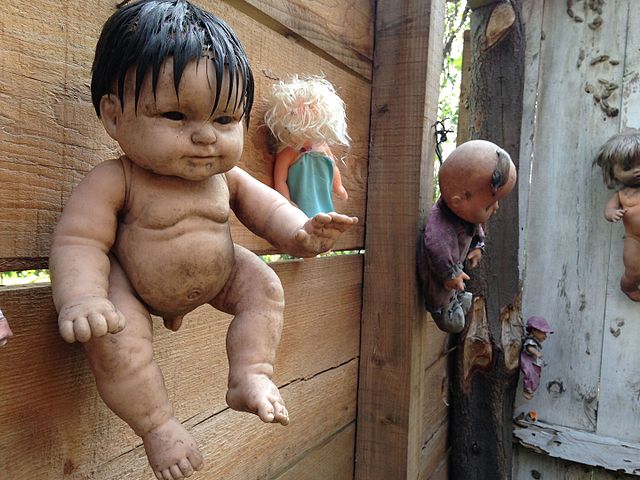 Dolls hanging on the walls.Author: Wa17gs CC BY-SA 4.0