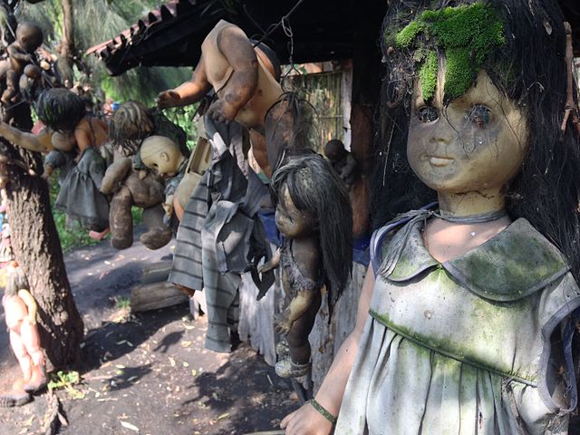 Dolls hanging on trees.Author: Wa17gs CC BY-SA 4.0