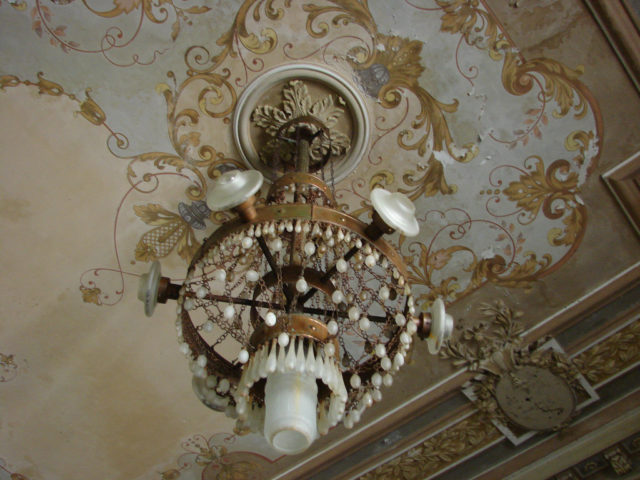 Art Nouveau chandelier.Author: John Morn CC BY 2.0