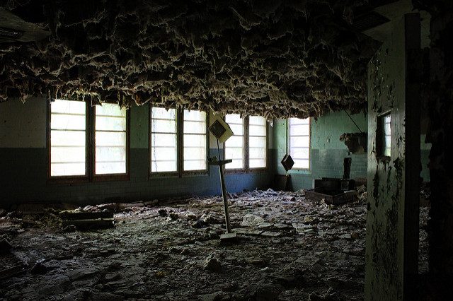 Asbestos hanging from the ceiling.Author: Will Fisher CC BY-SA 2.0