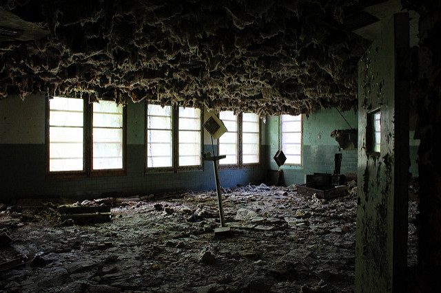 Asbestos hanging from the ceiling.Author: Will Fisher CC BY-SA 2.0