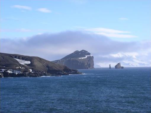 Entrance to Deception Island with the “Sewing-machine Needles”. Livingston Island is seen behind and to the right. Author: Pietbarber CC BY-SA 3.0