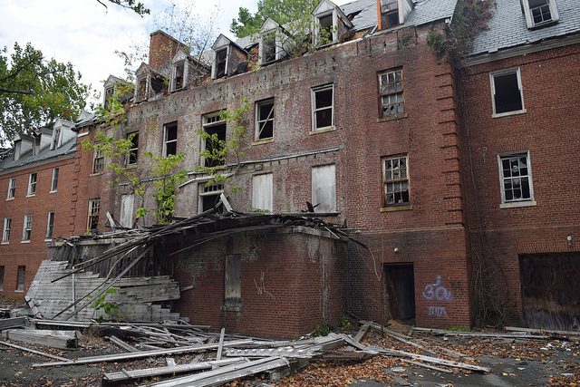 Glenn Dale Tuberculosis Hospital entrance.Author: Preservation Maryland CC BY-SA 2.0