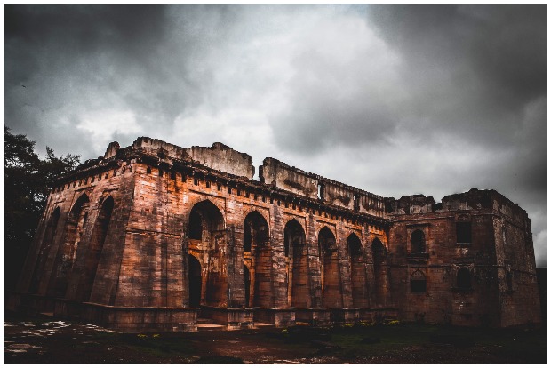 2016, Ruins of Hindola Mahal Mandu. NAMiT BAFNA CC BY-SA 4.0