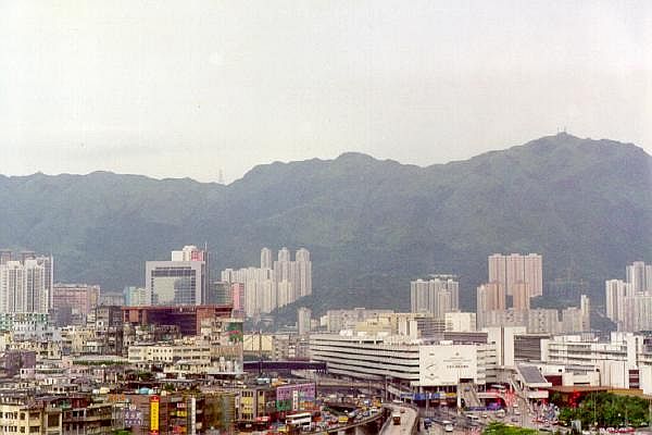 The surrounding skyscrapers and mountains.Author: User:Sl CC BY-SA 2.5