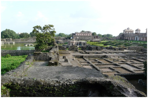 Looking over the palace ruins towards Kapur Talao. Varun Shiv Kapur CC BY 2.0