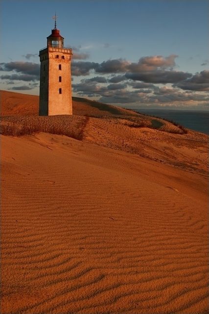 Lighthouse being encroached on by surrounding sand dunes, Rubjerg Knude, Denmark. Eric Dufour – CC-BY SA 3.0