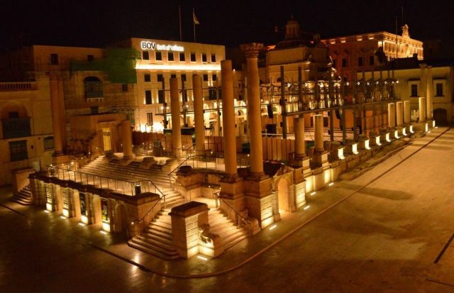 Royal Theatre Square at night. Author: Continentaleurope CC BY-SA 4.0