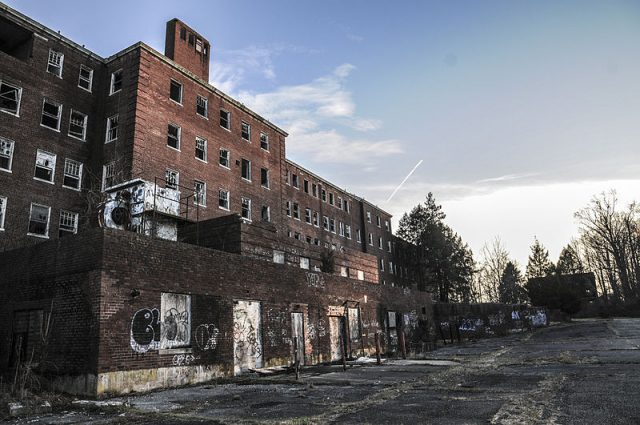 The back of the Adult Hospital Building.Author: Rosa Pineda CC BY-SA 3.0