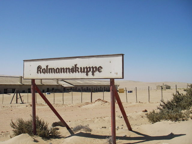 The town sign of Kolmanskop. Author: SqueakyMarmot CC BY 2.0