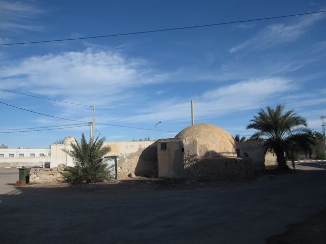 Abandoned house in Port Ajim on the island of Djerba, and the iconic Mos Eisley Cantina. Author: Stefan Krasowski CC BY 2.0