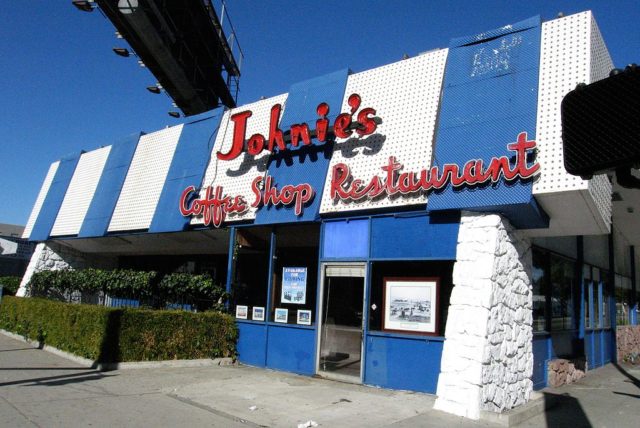 Johnie’s Coffee Shop Restaurant on Miracle Mile in Los Angeles, famous for being used as a location for many movies. Author: Michael Mooney CC BY 2.0