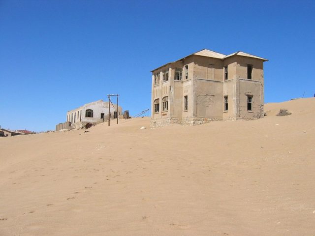 Abandoned houses in Kolmanskop. Author: Harald Süpfle CC BY 2.5