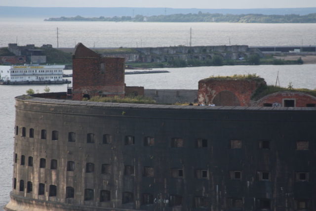 Kronstadt from east to west with a cruise ship. Author: Bin im Garten CC BY-SA 3.0