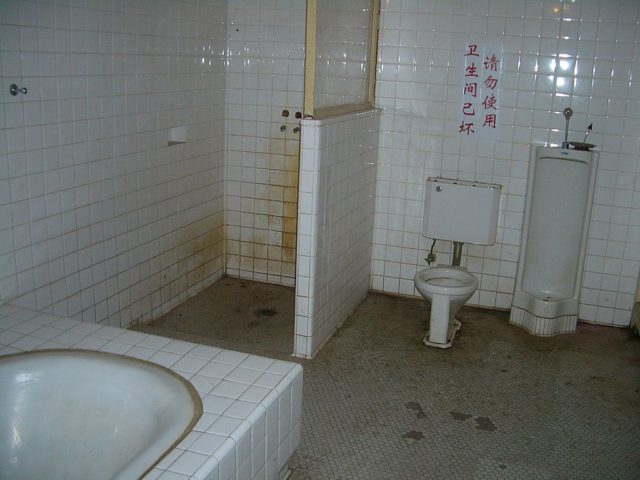 A period bathroom in the Project 131 tunnel complex – this one, presumably, at the Second-in-Command’s (Lin Biao’s) offices. Author: Vmenkov CC BY-SA 3.0