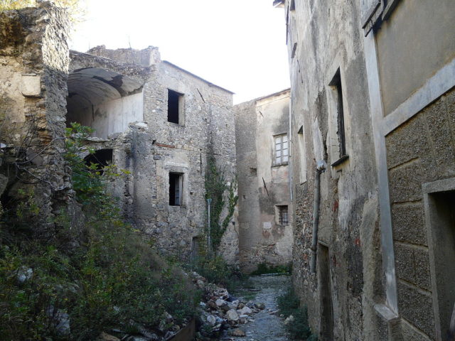 Demolished houses. Author: Davide Papalini CC BY-SA 3.0