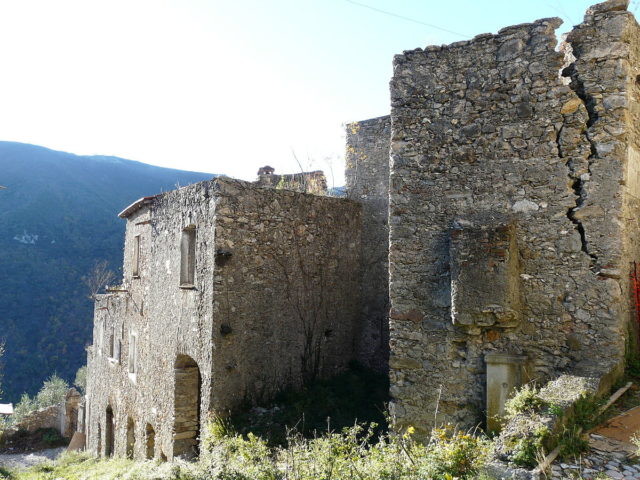 Ruins of Balestrino II. Author: Davide Papalini CC BY-SA 3.0