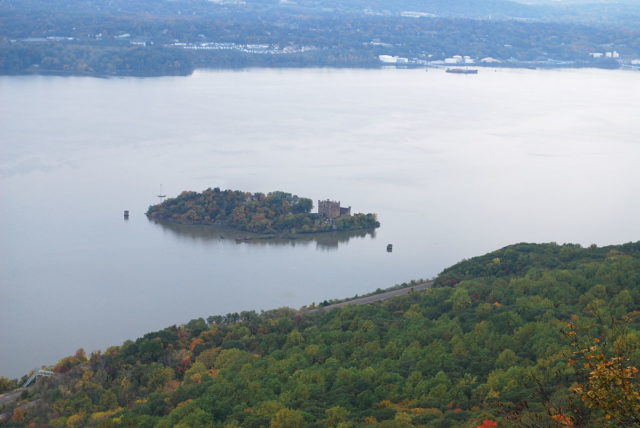 The island and castle viewed from atop Breakneck Ridge. Author: Ahodges7 CC BY-SA 3.0