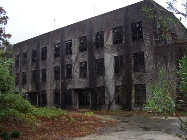The ruins of the gas manufacturing plant and the power station (pictured here) that supplied it are still standing today. Author: Sveagal CC BY-SA 3.0