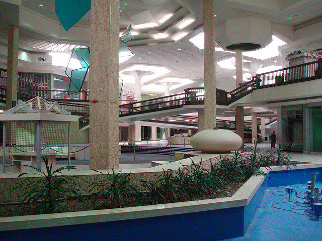Abandoned portion and empty hallways of Randall Park, the gorgeous mall of the 80s and very early 90s. Eddie~S, CC BY 2.0