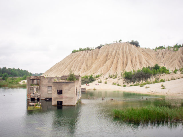 Rummu quarry and the mountainesque Vasalemma spoil tip. Author: wwikgren CC BY 2.0