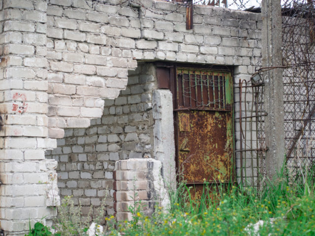 Rusty prison door. Author: wwikgren CC BY 2.0