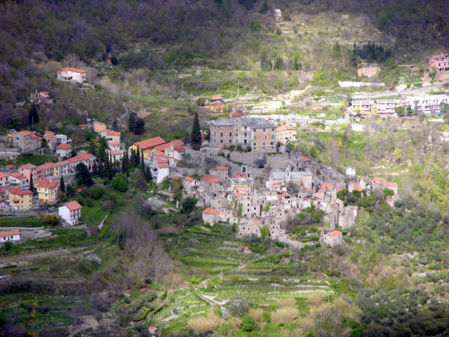 The old town of Balestrino seen from the opposite mountain. Author: Martina Rathgens CC BY 2.0