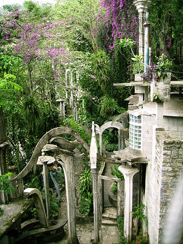 Hidden surreal treasure. Author: Bernardo Bolaños CC BY 2.5