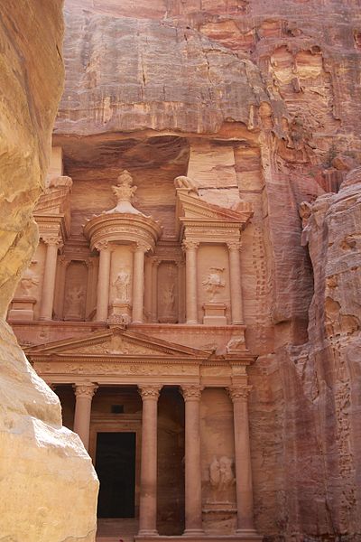 Al Khazneh – The Treasury of Petra. Author: Alon CC BY-SA 3.0