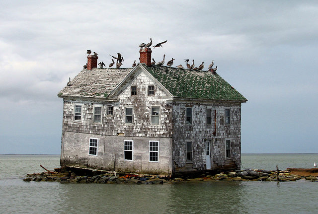 Last house on Holland Island, May 2010. Author: baldeaglebluff CC BY-SA 2.0