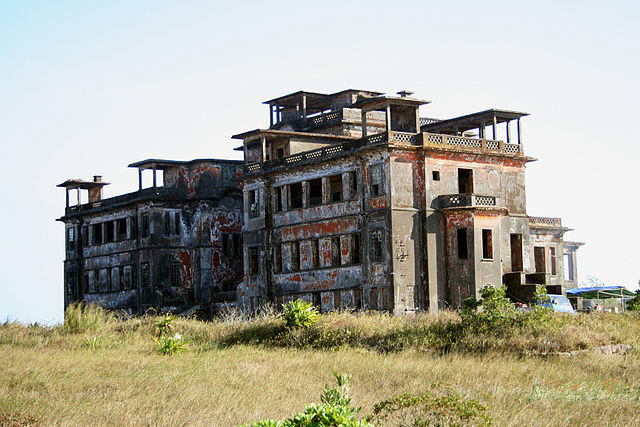 Bokor Palace Hotel in 2007. Author: Mat Connolley CC BY 2.5