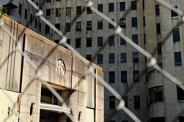 Charity Hospital in New Orleans closed after sustaining damage from Hurricane Katrina. Author: Vegasjon CC BY-SA 3.0