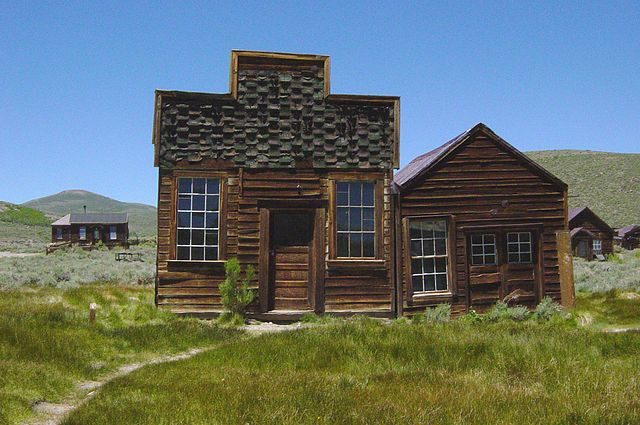 Sam Leon Bar and Barber Shop in Bodie, California – By Daniel Mayer – CC BY-SA 3.0