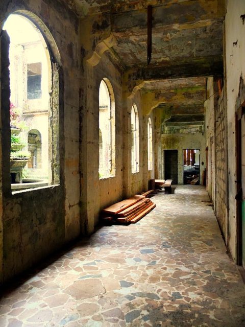 Empty halls overlooking an atrium. Author: Ramiltibayan CC BY-SA 4.0