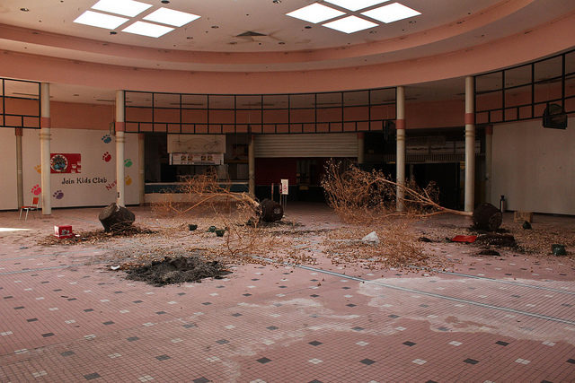 Abandoned Clover Leaf Food Court. Author: Will Fisher CC BY-SA 2.0